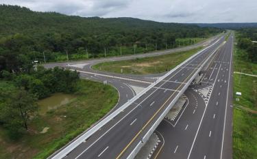 Đoạn đường vừa được nâng cấp trên tuyến cao tốc 12, địa phận tỉnh Kalasin, Thái Lan.