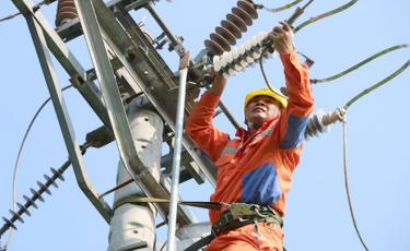 Công nhân Công ty Điện lực Yên Bái bảo dưỡng lưới điện.