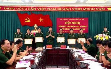 Bộ CHQS tỉnh tặng giấy khen cho các tập thể cá nhân có thành tích xuất sắc trong thực hiện Luật Sĩ quan QĐND Việt nam