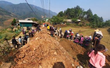 Người dân xã Chế Cu Nha, huyện Mù Cang Chải chung sức làm đường giao thông nông thôn.