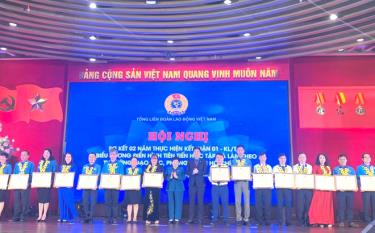 Liên đoàn Lao động huyện Yên Bình vinh dự nhận Bằng khen của Tổng Liên đoàn Lao động Việt Nam.