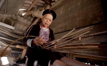 Weaving shrimp traps creates stable income for people in Phuc An commune.