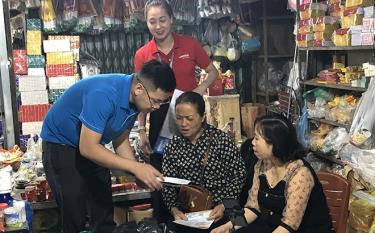 Staff from provincial Social Insurance Office and Viettel collection service organisation disseminate, mobilise small traders in Yen Bai market to participate in voluntary social insurance.