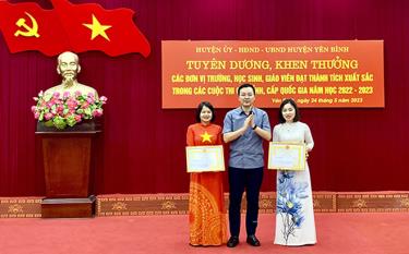 Lãnh đạo Huyện ủy Yên Bình tặng giấy khen cho giáo viên có thành tích xuất sắc trong các phong trào thi đua học và làm theo lời Bác. 
