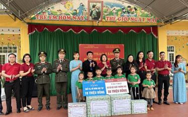 Cán bộ Phòng An ninh kinh tế Công an Yên Bái cùng với Agribank Bắc Yên Bái tặng quà cho các em nhỏ Trường Mầm non xã An Phú, huyện Lục Yên.