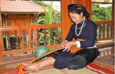 Tay ethnic women in Muon Lai commune preserve embroidery and brocade weaving trade.