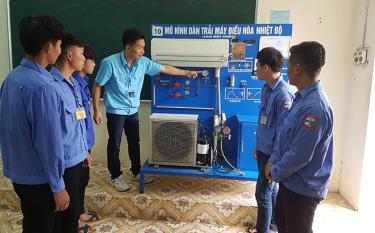 At a class on refrigeration and air conditioning measurement at Nghia Lo Boarding Ethnic Vocational School
