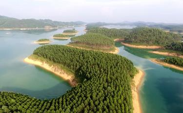 Thac Ba Lake boasts more than 1,300 islets of all sizes and is dubbed “Ha Long Bay on mountian”.