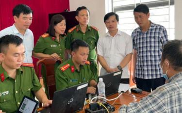 Deployment of YenBai-S digital citizenship app and Project 06 in Yen Binh town, Yen Binh district.