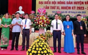 Đồng chí Giàng A Câu - Chủ tịch Hội Nông dân tỉnh tặng hoa chúc mừng Đại hội đại biểu Hội Nông dân huyện Văn Chấn lần thứ XI, nhiệm kỳ 2023 - 2028
