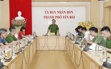 Đại tá Nguyễn Xuân Tuấn phát biểu tại buổi làm việc.