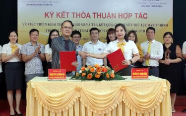Lãnh đạo Văn phòng Đăng ký đất đai, Sở Tài nguyên & Môi trường và Bưu điện tỉnh Yên Bái ký kết hợp tác.