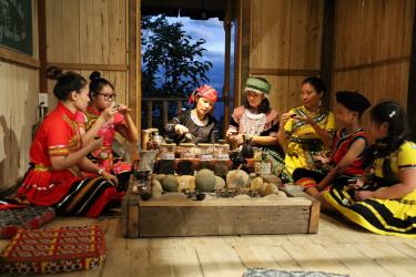 Cô giáo Chu Thị Tú Liên giới thiệu với du khách về hương vị trà Shan tuyết Suối Giàng.