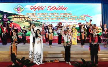 Contestants take part in ethnic costumes competition in Van Yen district.