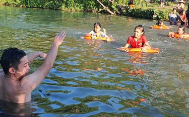 A swimming class in Khai Trung commune, Luc Yen district