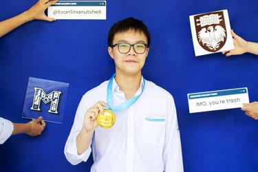 Phạm Việt Hưng (học sinh lớp 12A1, Trường THPT chuyên Khoa học Tự nhiên, ĐHQG Hà Nội) vừa giành Huy chương Vàng Olympic Toán quốc tế năm 2023, trở thành thí sinh 2 năm liền làm được điều này.