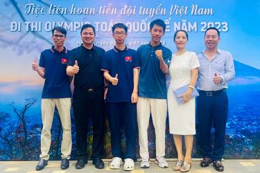 Nguyễn An Thịnh (lớp 12 chuyên Tin, Trường THPT Chuyên Trần Phú, Hải Phòng, thứ ba từ trái sang) cùng anh trai Nguyễn Thuận Hưng và bố mẹ (bìa phải).