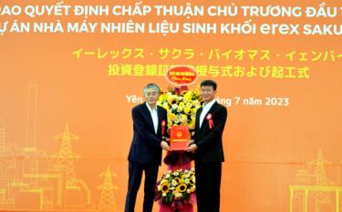 Chủ tịch UBND tỉnh Trần Huy Tuấn trao Quyết định chấp thuận chủ trương đầu tư Dự án cho Công ty cổ phần EREX Nhật Bản.