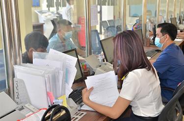 Người dân đến giải quyết thủ tục hành chính tại Bộ phận Phục vụ hành chính công huyện Văn Yên.
