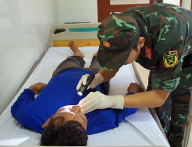 Quân y đảo Trường Sa thăm khám và chăm sóc sức khỏe cho bệnh nhân Cảnh.