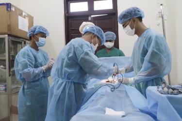 Quân y đảo Phan Vinh phẫu thuật cho bệnh nhân Tân.