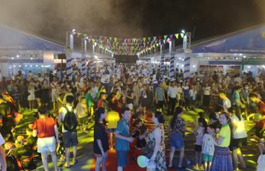 Liên hoan ẩm thực Quảng Ninh năm 2023 thu hút hàng nghìn người dân và du khách đến tham gia vui chơi, mua sắm, thưởng thức ẩm thực.