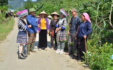 Lãnh đạo xã Phong Dụ Thượng, huyện Văn Yên trao đổi với nhân dân thôn Bản Lùng về phát triển kinh tế.