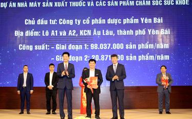 Leaders of the People’s Committee of Yen Bai province hand over a decision on investment policy approval for a medicine manufacturing factory project and healthcare products of Yen Bai Pharmaceutical joint Stock Company.
