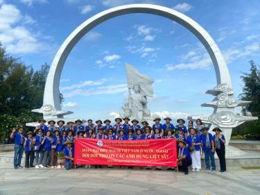 Đoàn kiều bào chụp ảnh lưu niệm tại Khu tưởng niệm chiến sĩ Gạc Ma (Cam Lâm, Khánh Hoà). Ảnh: NVCC