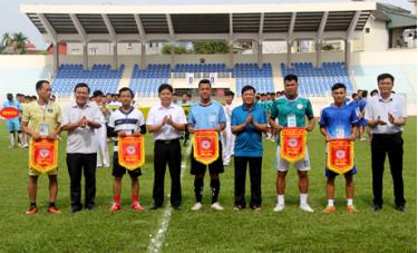 Ban tổ chức Giải trao cờ lưu niệm cho các đội bóng đá tham dự giải. 
