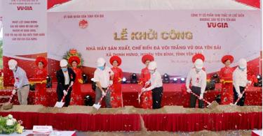 Officials of the province and Yen Binh district, and representatives from the Vu Gia Yen Bai company and the contractor of the project attend the groundbreaking ceremony for the project.