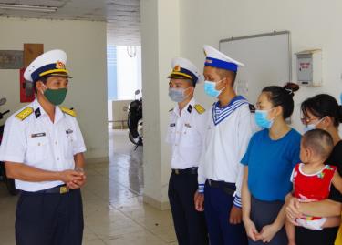 Thượng tá Phạm Văn Kết thăm hỏi các gia đình.