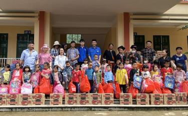 150 suất quà được trao cho các em nhỏ tại thôn Làng Cò, xã Nậm Mười, huyện Văn Chấn.