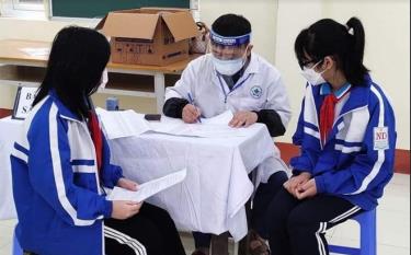 Bác sĩ Nguyễn Việt Phương tiếp nhận thông tin người dân đến khai báo y tế tại Trạm Y tế phường Nguyễn Thái Học.