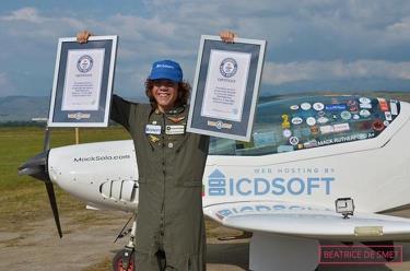 Mack Rutherford nhận chứng nhận Kỷ lục Guinness với thành tích người trẻ nhất tự lái máy bay một mình vòng quanh khắp thế giới.