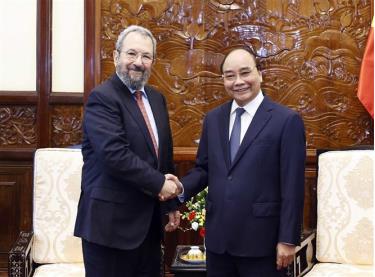 President Nguyen Xuan Phuc (right) and former Prime Minister of Israel Ehud Barak.