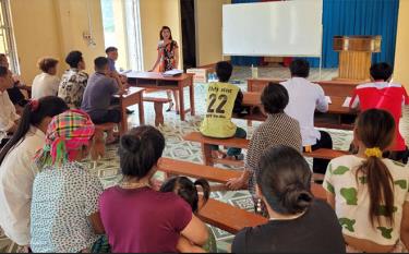 Residents in Khe Tien hamlet of Hong Ca commune, Tran Yen district, listen to a presentation of the Law on Gender Equality.