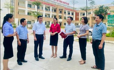 Lãnh đạo Đảng ủy khối Cơ quan và Doanh nghiệp tỉnh, Sở Giáo dục và Đào tạo trao đổi kinh nghiệm xây dựng mô hình trường học hạnh phúc với Ban Giám hiệu Trường THPT Nguyễn Huệ.