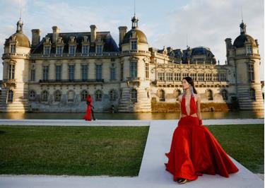 Với tên gọi “Un Château” (Một tòa lâu đài), bộ sưu tập Valentino Haute Couture Thu Đông 2023 đã ra mắt giới mộ điệu trong khu vườn tuyệt đẹp của tòa lâu đài Chantilly.