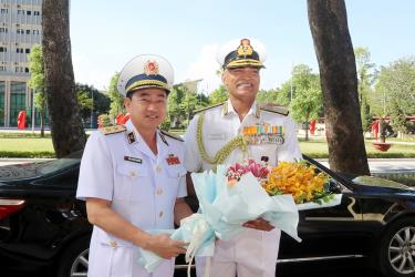 Tư lệnh Hải quân Việt Nam tặng hoa chúc mừng Tư lệnh Hải quân Ấn Độ