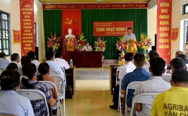 Đồng chí Trần Huy Tuấn - Phó Bí thư Tỉnh ủy, Chủ tịch UBND tỉnh dự sinh hoạt tại Chi bộ tổ dân phố Phiêng 1, thị trấn Sơn Thịnh.