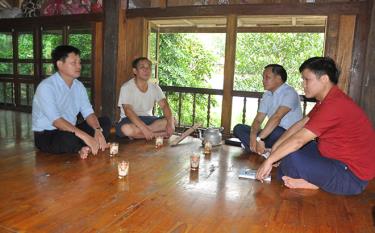 Lãnh đạo xã An Lạc, huyện Lục Yên trao đổi các giải pháp giảm nghèo với Chi bộ và người dân thôn Làng Hốc.