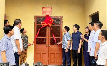 Ủy ban MTTQ Việt Nam tỉnh Yên Bái trao Nhà Đại đoàn kết cho gia đình bà Sầm Thị Trình, là hộ nghèo đặc biệt khó khăn ở xã Liễu Ðô, huyện Lục Yên (Yên Bái)