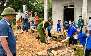 Cán bộ, công chức xã Xuân Long tham gia san tạo mặt bằng tại nhà văn hóa thôn Bình An.