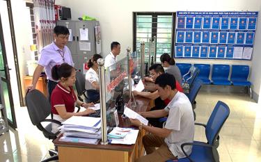 Lãnh đạo UBND phường Trung Tâm, thị xã Nghĩa Lộ thường xuyên kiểm tra, giám sát việc giải quyết thủ tục hành chính cho người dân.