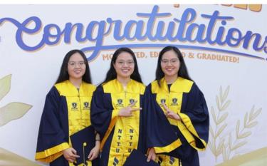 Ba chị em sinh ba cùng tốt nghiệp đại học