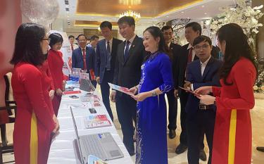 Lãnh đạo Đảng bộ Công ty cổ phần Tập đoàn Hòa Bình Minh cùng các đồng chí lãnh đạo tỉnh tham quan gian trưng bày sản phẩm của các công ty, doanh nghiệp.