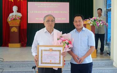 Lãnh đạo Đảng ủy xã Hát Lừu trao Huy hiệu 50 năm tuổi Đảng cho đồng chí Lò Văn Phương ở thôn Hát 1, xã Hát Lừu.