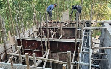 Công trình cấp nước sinh hoạt tập trung cho 148 hộ dân thôn Bản Hốc, xã Đồng Khê, huyện Văn Chấn đang được gấp rút thi công.