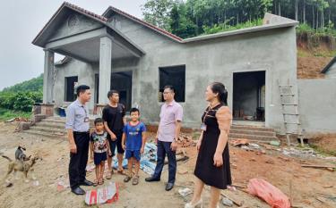 Lãnh đạo xã Quang Minh và Ngân hàng Chính sách Xã hội huyện Văn Yên đến động viên, nắm bắt, rà soát để giúp gia đình anh Lý Văn Cờ thoát nghèo